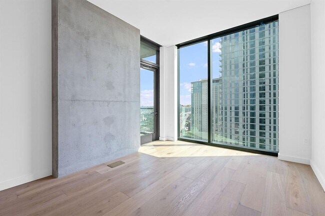 Building Photo - 610 Davis St