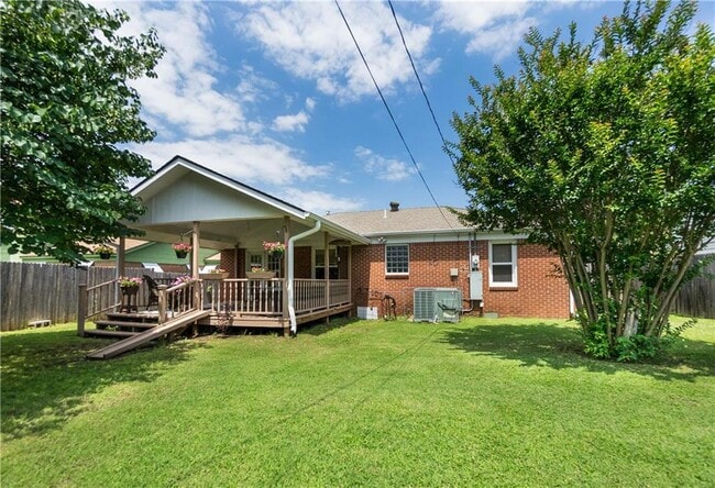 Building Photo - 1504 Johnston Dr
