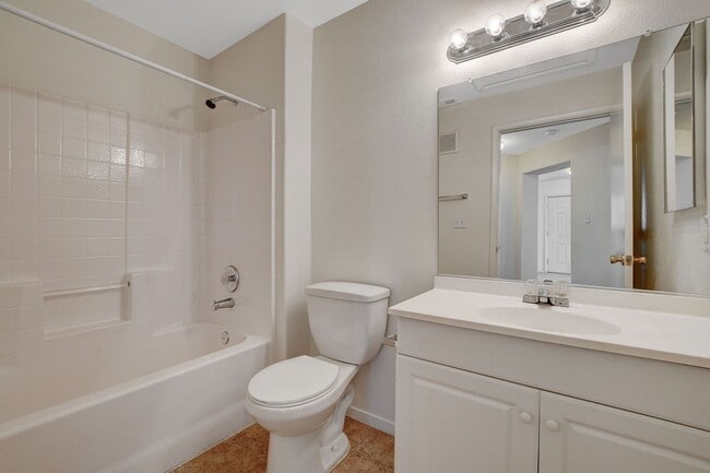 Building Photo - Adorable 2 Bedroom Condo