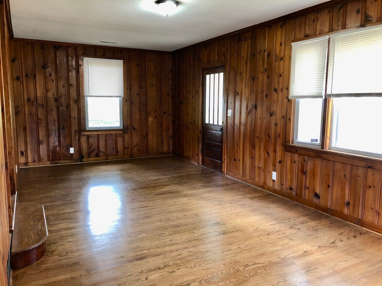 Front entry and Extra large Living room measures 12' x 25'. - 2205 Mayflower Dr