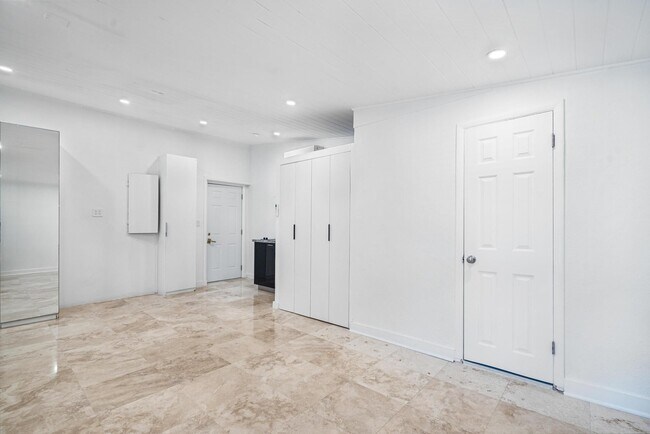 Building Photo - 7810 Beach View Dr