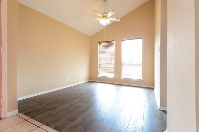 Building Photo - 11030 Petworth Dr