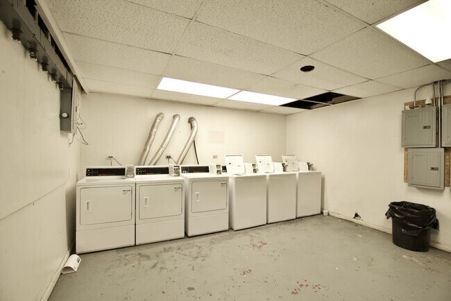 Building Photo - 724 W Roscoe St