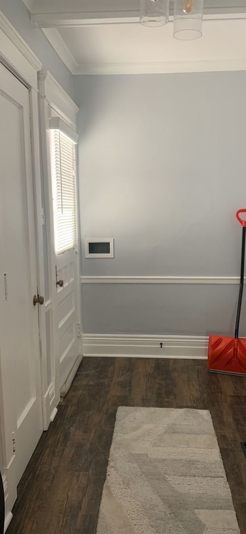 Building Photo - 223 E 9th St