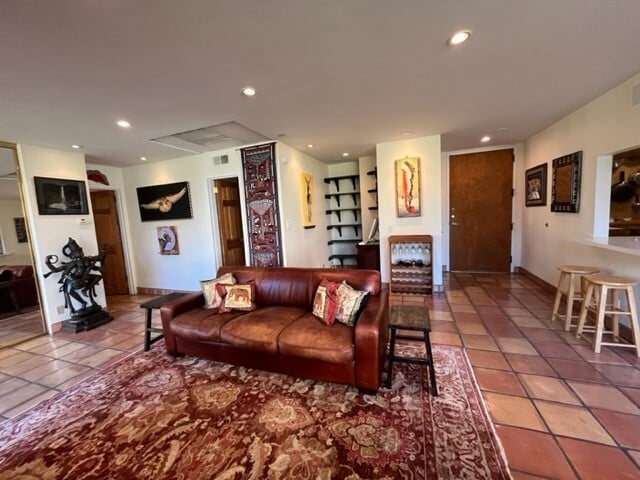 Primary Photo - 100 S Doheny Dr