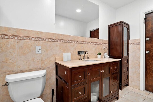 Building Photo - 2365 NE 195th St