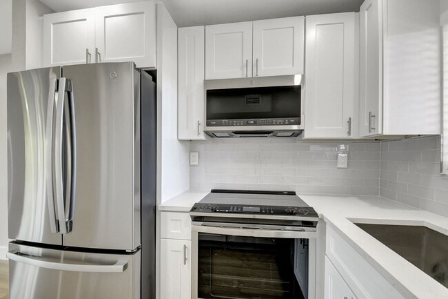 Building Photo - 300 Waterway Dr S