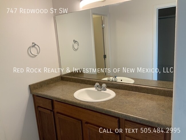 Building Photo - 747 Redwood St SW