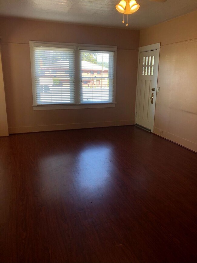 Building Photo - Quaint 2 bedroom duplex near downtown, utilities included!