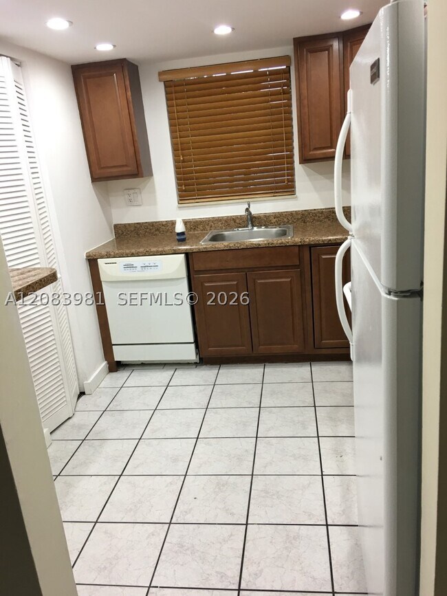 Building Photo - 13701 SW Kendale Lakes Cir