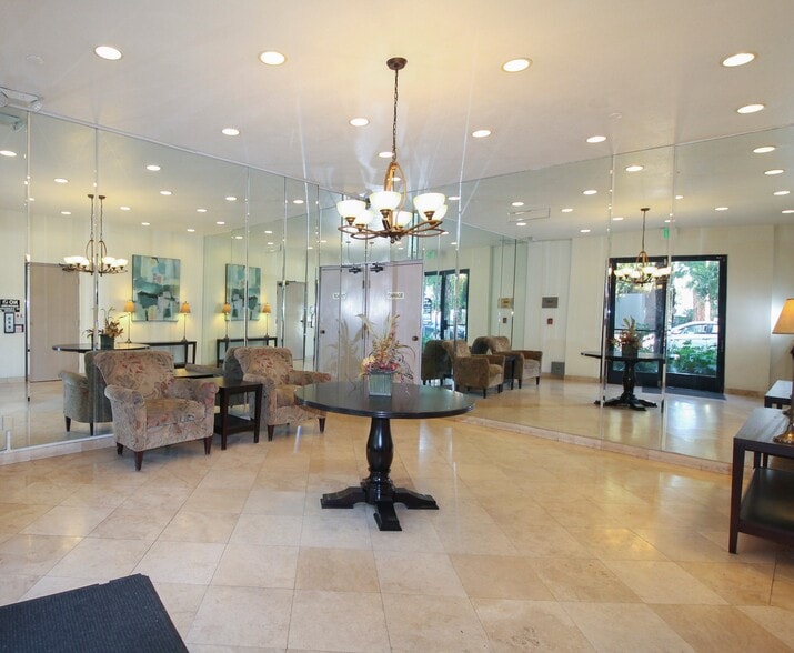 Building Photo - 15040 Moorpark St