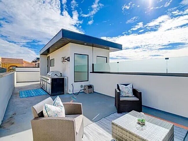 Building Photo - RARE Luxurious 3 Bedroom + Office in Hillcrest / Mission Hills