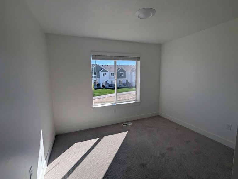 Building Photo - 616 W 650 N