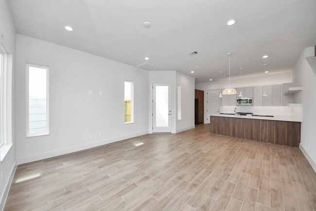 Building Photo - 13104 Moncloa Dr