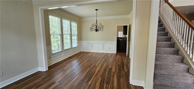 Building Photo - 647 Maple Grove Way