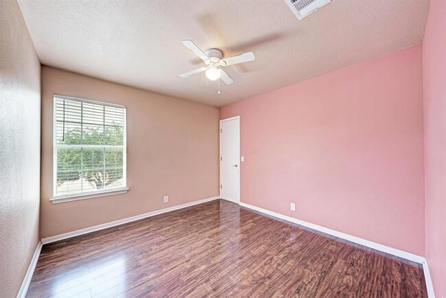 Building Photo - 903 Estate Dr