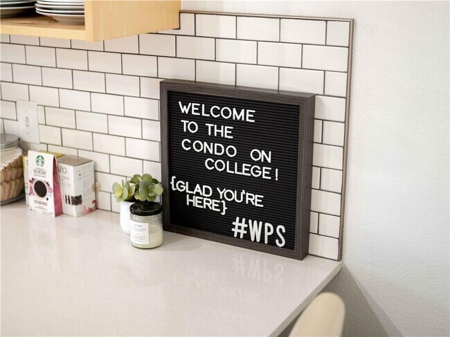 Building Photo - 352 W 5th St