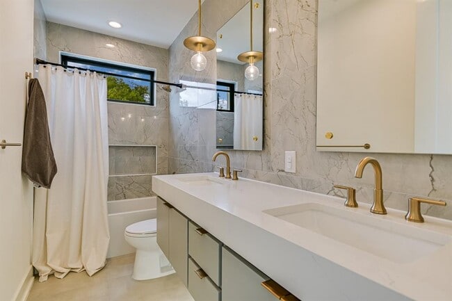 Building Photo - 2015 De Verne St