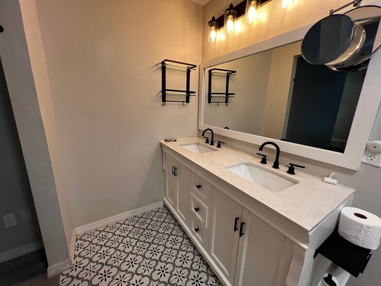 Master bath - 105 Lido Rd
