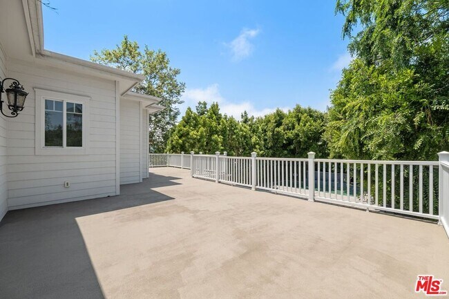 Building Photo - 453 S Bentley Ave