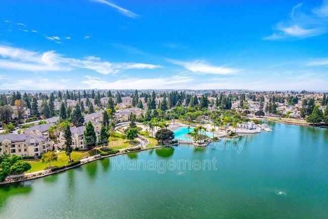 Building Photo - 2035 Lakeridge Cir