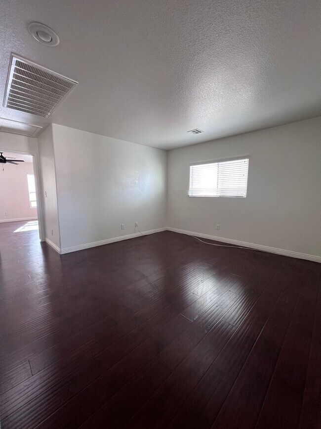 Building Photo - MOVE IN TODAY! 3 bed 2.5 bath home in the ...