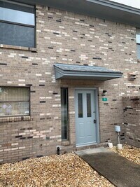Building Photo - Charming 2-Bed Townhouse Retreat in Fort W...