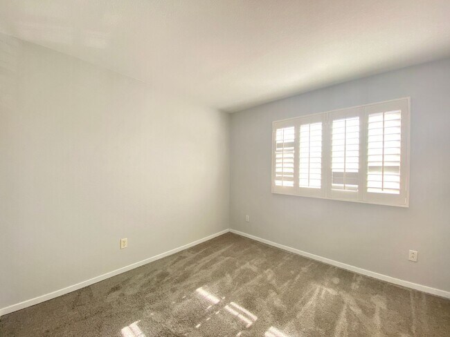 Building Photo - FANTASTIC SINGLE-FAMILY HOUSE WITH 4 BEDROOMS