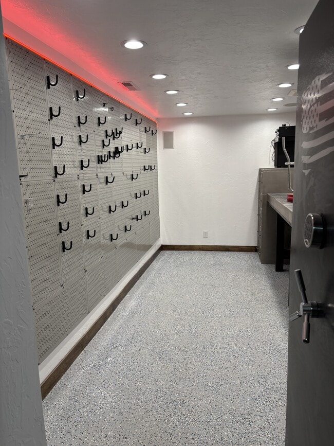 Building Photo - 901 E 800 N