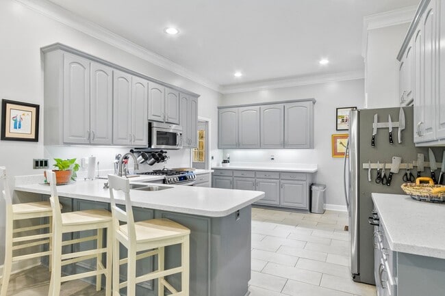 Building Photo - Beautiful 5 Bed 3.5 Bath Home! Available N...
