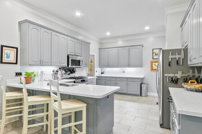 Building Photo - Beautiful 5 Bed 3.5 Bath Home! Available Summer 2026! Book Your Tour Today!