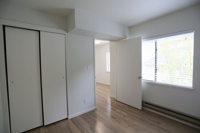 Building Photo - 301 Jayne Ave