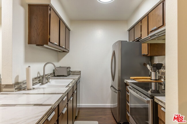 Building Photo - 5213 Raintree Cir