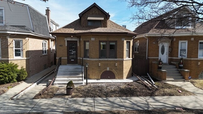 Building Photo - Beautiful Home Lowell Ave.