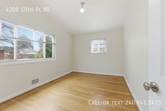 Building Photo - 4208 19th Pl NE