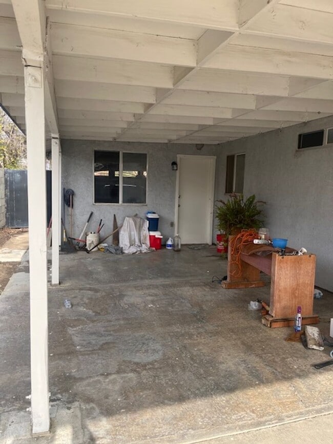 Building Photo - Enchanting Delano property just minutes fr...