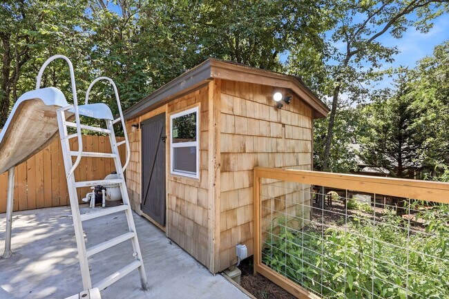 Building Photo - 4225 Twin Rivers Dr