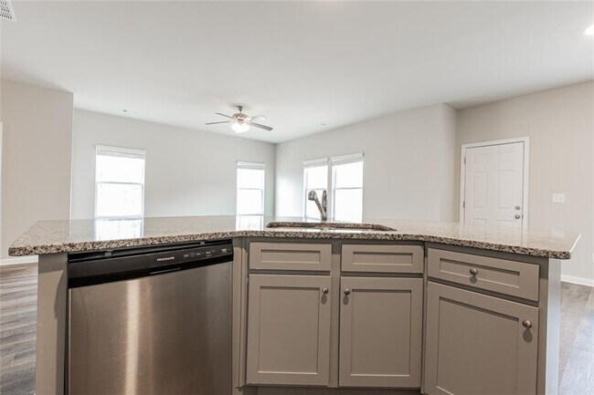 Building Photo - 9220 Golfview Cir