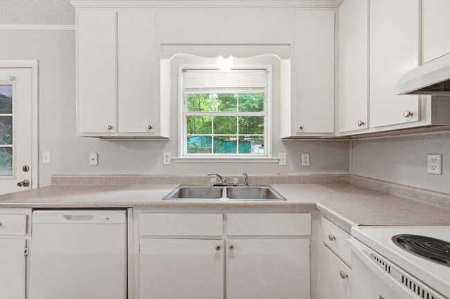 Building Photo - A small-town charm ready for move in!