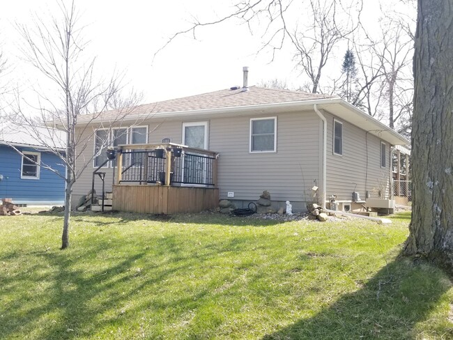 Building Photo - BEAUTIFUL UPDATED 3 BEDROOM 2 BATH HOUSE!