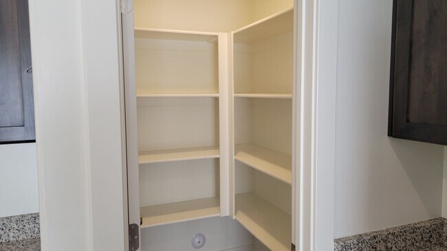Building Photo - 4 bed | 2 1/2 bath | 2 car garage in Deser...