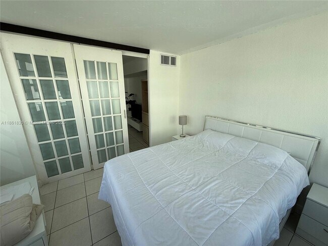 Building Photo - 801 Brickell Bay Dr