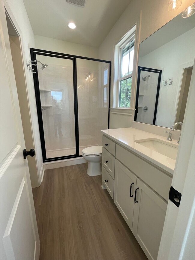 Building Photo - Luxurious NEW CONSTRUCTION 4/4.5 Home Near Baylor Campus!