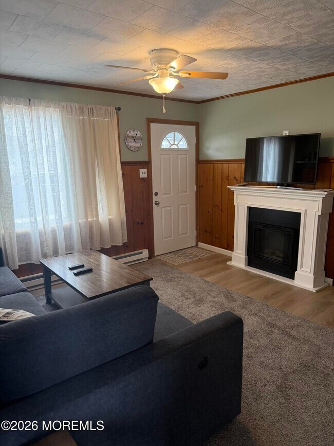 Building Photo - 410 8th Ave