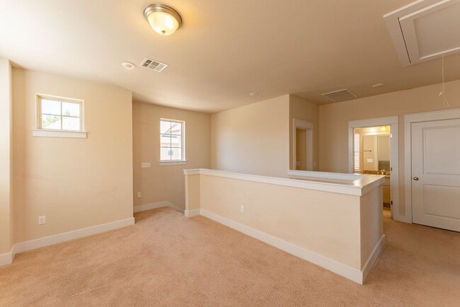 Building Photo - Beautiful 3 bedroom home in Gated community!