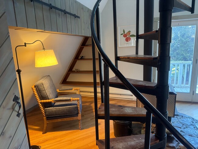 Building Photo - Renovated Spectacular Lakefront Carriage H...