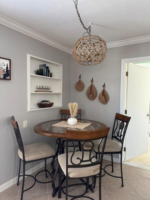 Building Photo - 601 N Pennock Ln