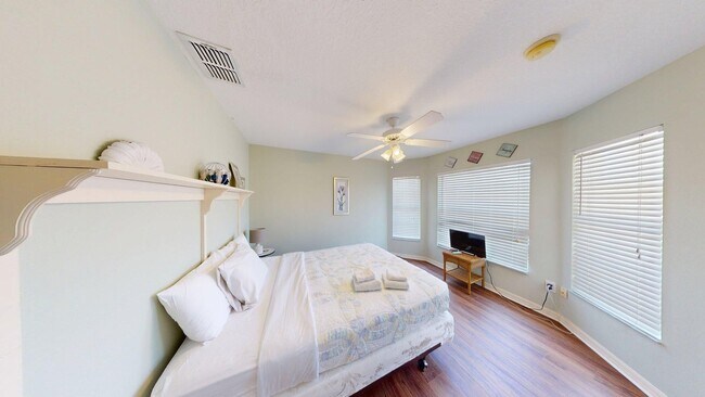 Building Photo - 4 BR 3 BA          POOL HOME    Highlands ...