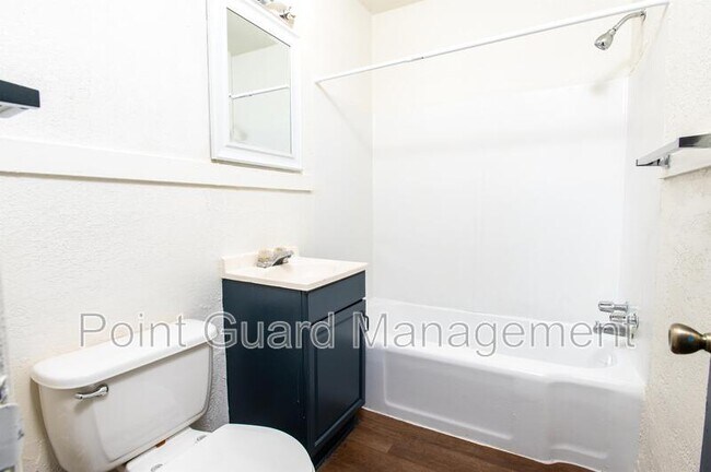 Building Photo - 842 Sylvan Ln