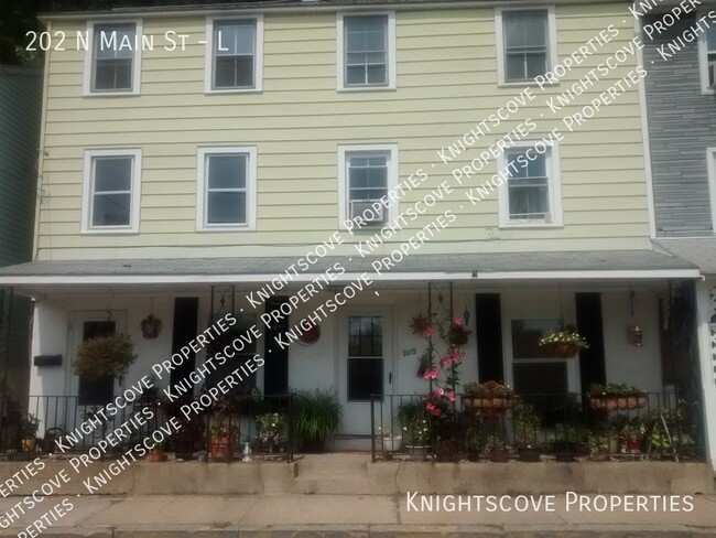 Building Photo - 2nd Floor Waterview...Very charming, new k...